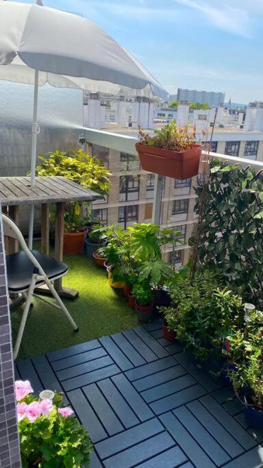 Nice Loft With Romantic View Over The Eiffel Tower Paris Exterior foto